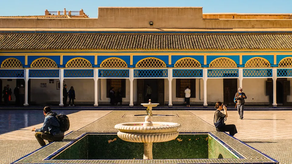 Innenhof mit Brunnen im Bahia-Palast in Marrakesch, Marokko