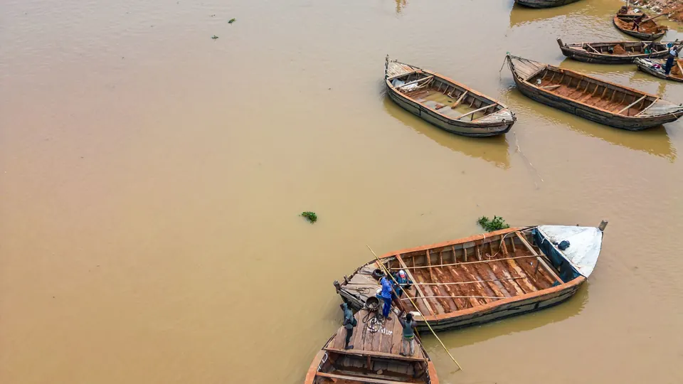 Traditionelle Boote auf dem Niger bei Bamako in Mali