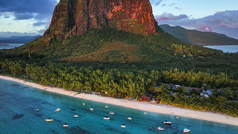 Luftaufnahme des Berges Le Morne Brabant an der Küste von Mauritius