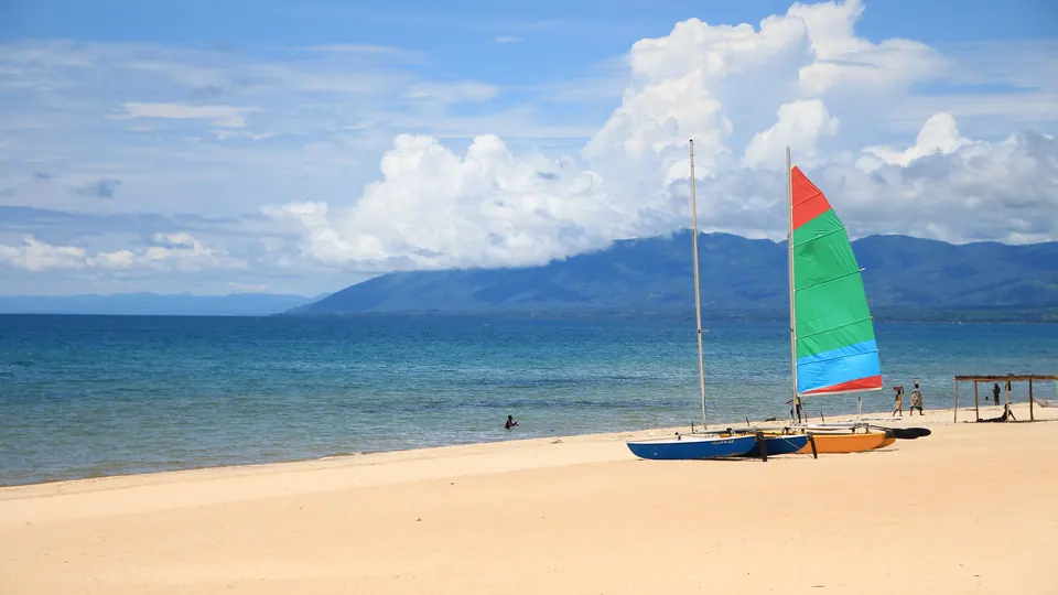 Segelboote am Strand des Malawisees in Malawi