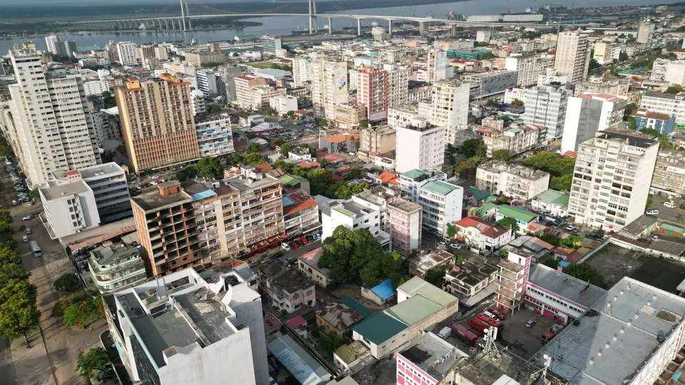 Luftaufnahme von Maputo mit Brücke und Stadtzentrum in Mosambik