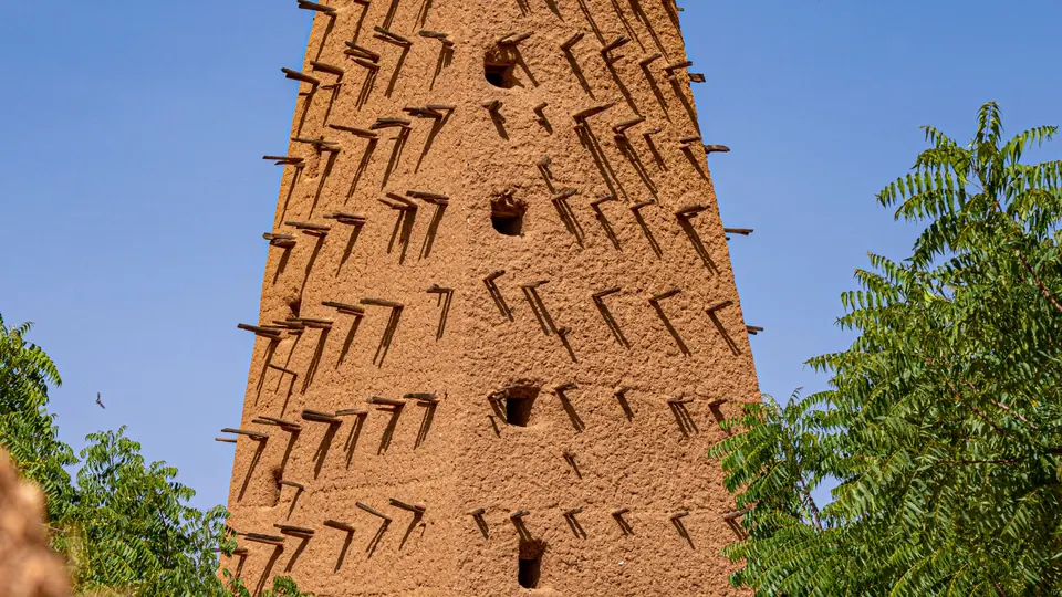 Lehmziegel-Minarett der Großen Moschee von Agadez in Niger