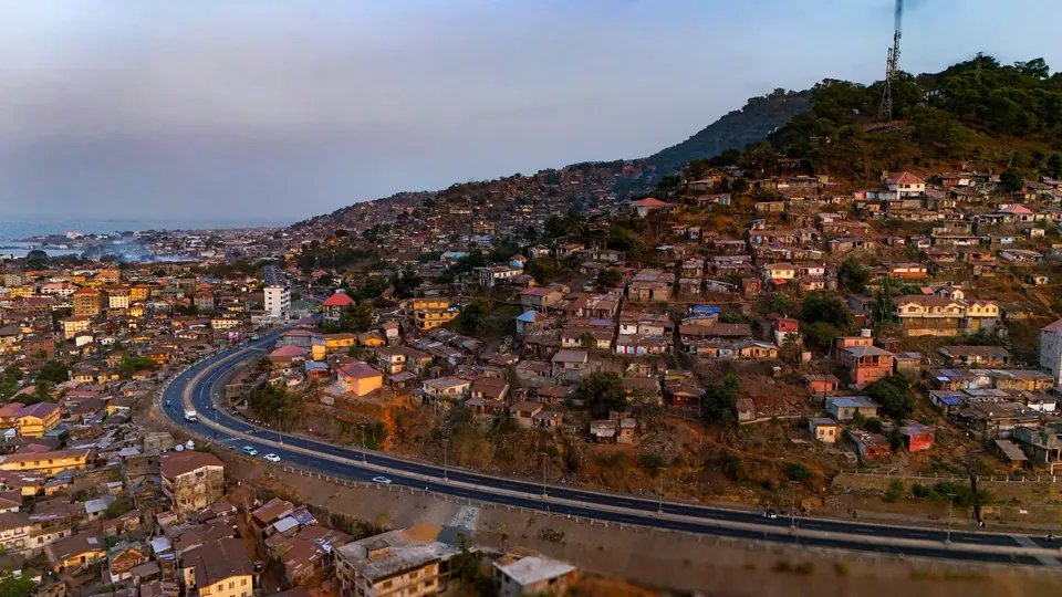Luftaufnahme von Wohnvierteln an den Hängen von Freetown in Sierra Leone