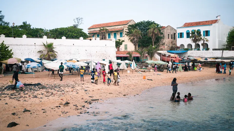 Küstenstrand mit historischen Gebäuden in Dakar, Senegal