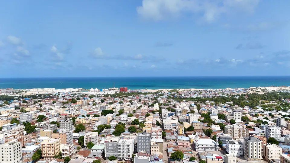 Luftaufnahme von Mogadischu mit Blick auf den Indischen Ozean in Somalia