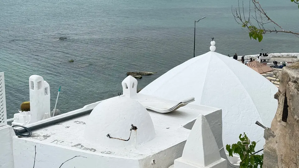 Weiße Kuppelbauten über der Küste von Hammamet in Tunesien