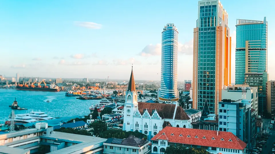 Blick auf Dar es Salaam mit Hafen und Hochhäusern in Tansania