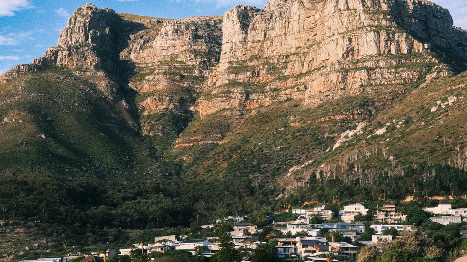 Berge und Vororte bei Kapstadt in Südafrika