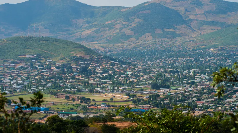 Luftaufnahme der Stadt Chipata mit umliegenden Hügeln in Sambia