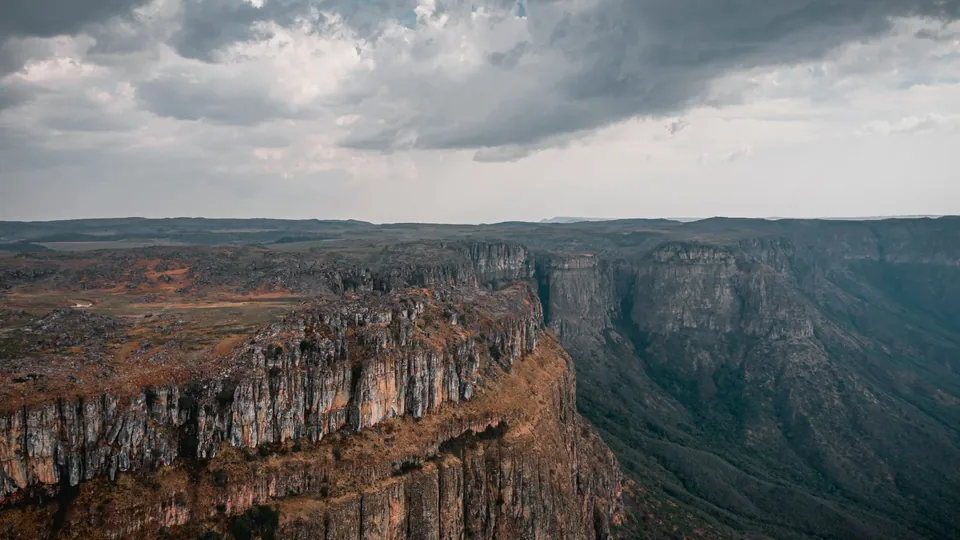 Felsschlucht und Steilwände in der Provinz Huíla, Angola.