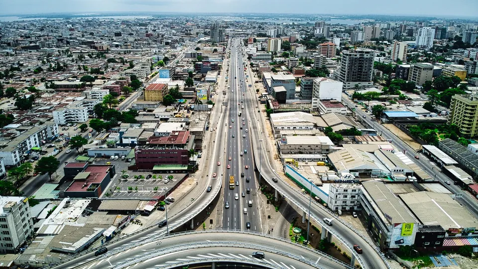 Luftaufnahme einer Stadtautobahn mit Überführungen in Abidjan, Elfenbeinküste.