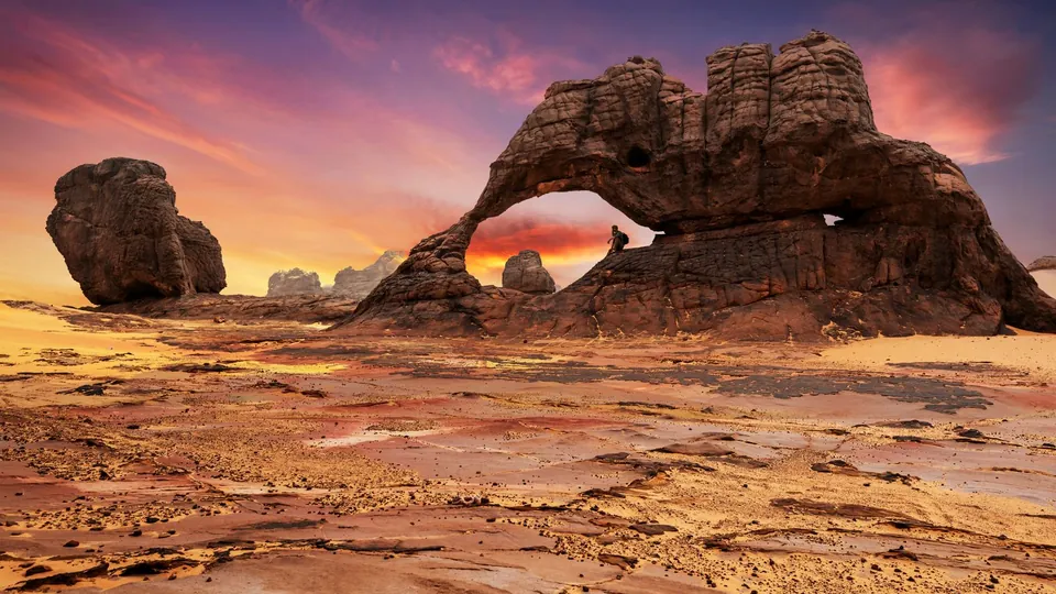 Felsbogen in der Sahara bei Sonnenuntergang, Algerien.