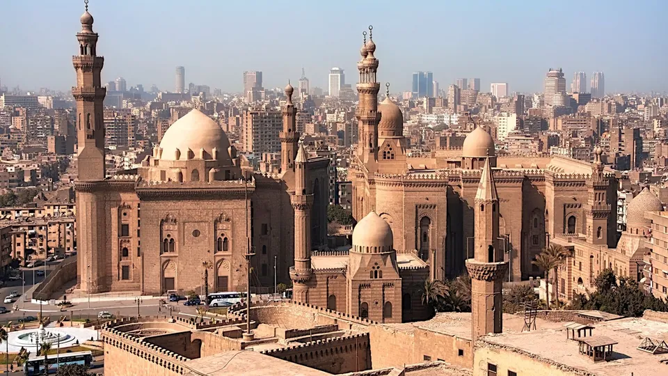 Luftaufnahme der Sultan-Hassan-Moschee und der Altstadt von Kairo, Ägypten.
