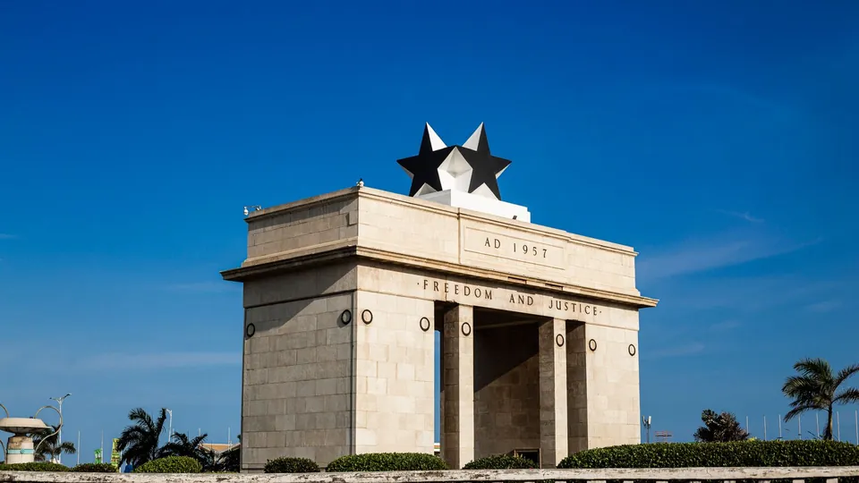 Das Independence Arch in Accra mit Stern auf dem Dach vor blauem Himmel, Ghana.
