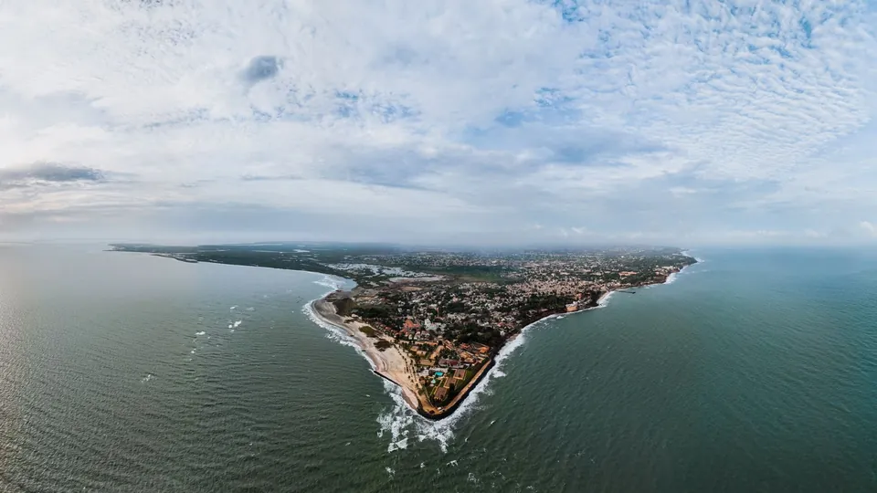 Luftaufnahme der Küste von Banjul in Gambia.