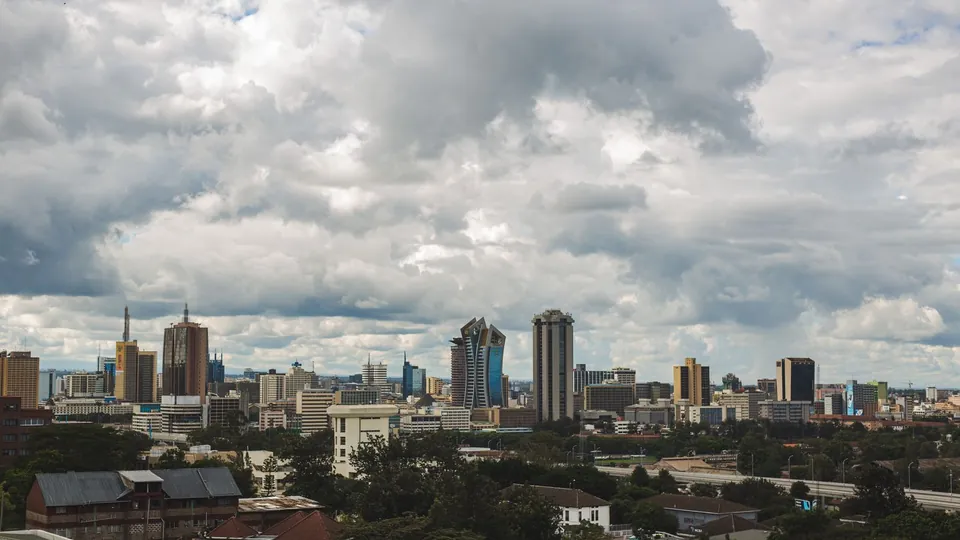 Skyline von Nairobi mit Hochhäusern unter bewölktem Himmel, Kenia.