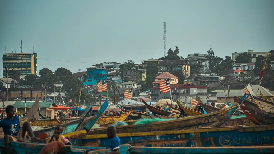 Bunte Fischerboote an der Küste von Monrovia, Liberia.