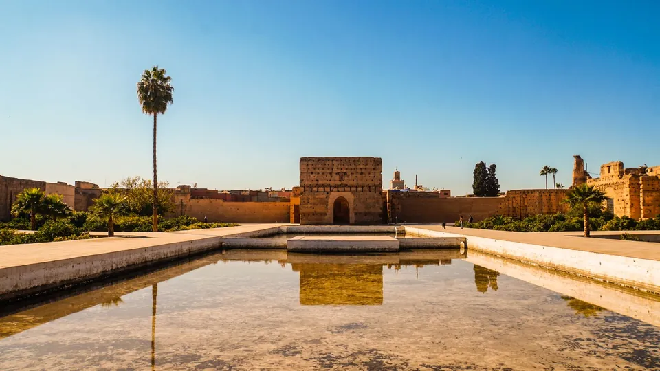 Wasserbecken im Badi-Palast von Marrakesch mit historischen Mauern, Marokko.