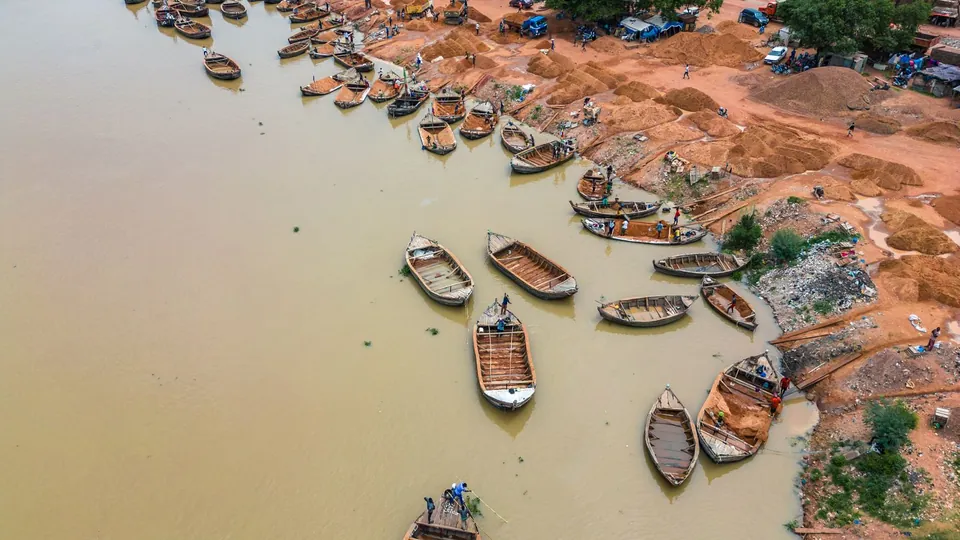 Luftaufnahme von Holzbooten am Ufer des Niger bei Bamako, Mali.