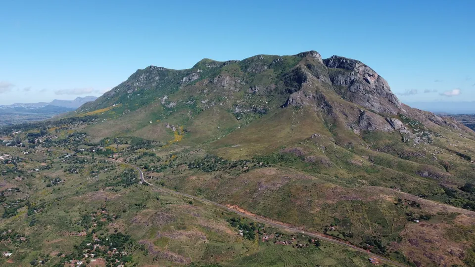 Luftaufnahme des Chiradzulu-Bergs und der umgebenden Hügel, Malawi.