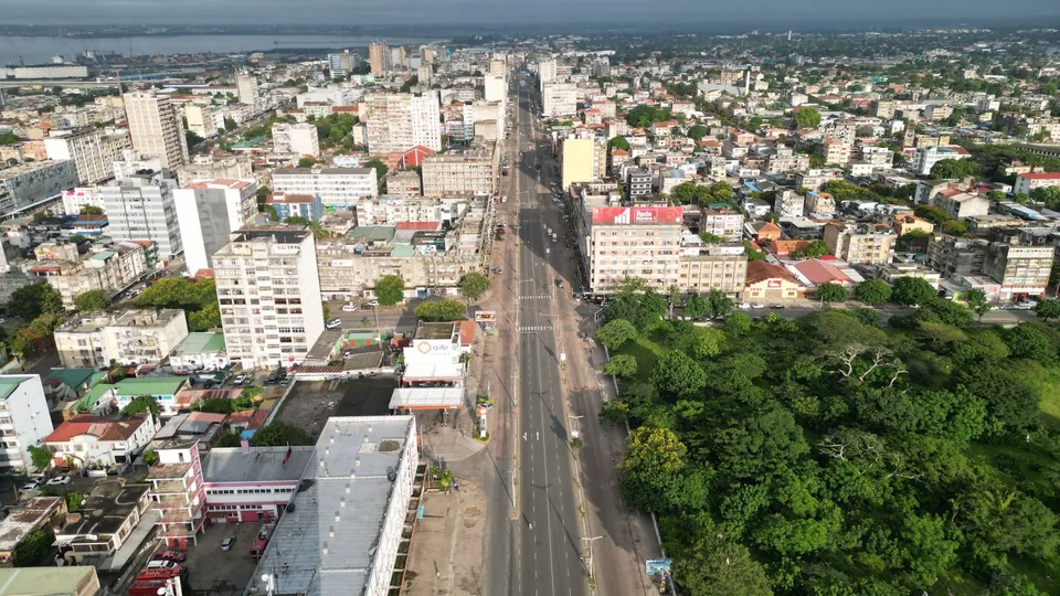 Luftaufnahme einer breiten Straße und der Innenstadt von Maputo, Mosambik.