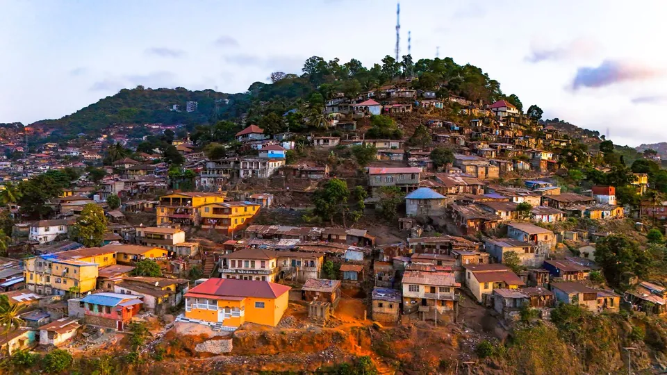 Dicht bebauter Hügel mit bunten Häusern in Freetown, Sierra Leone.