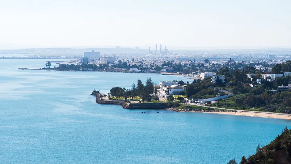 Küstenlinie am Golf von Tunis mit Blick auf die Stadt, Tunesien.