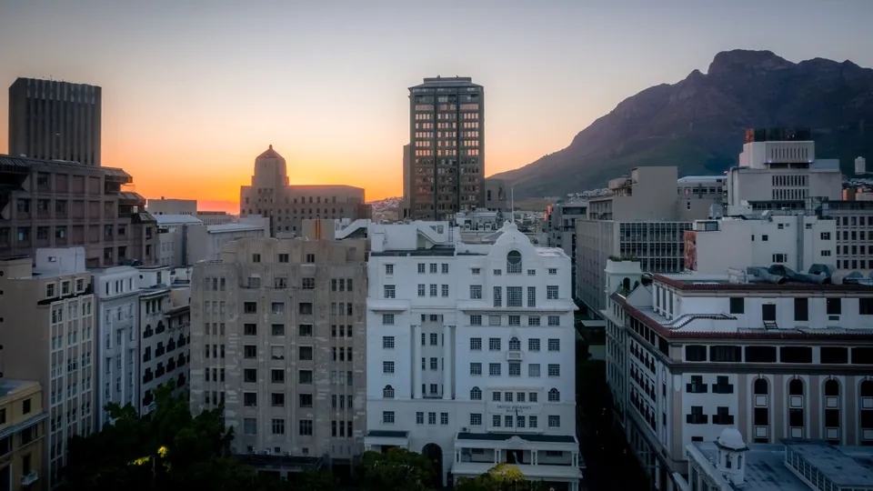 Stadtansicht von Kapstadt bei Sonnenuntergang mit Berg im Hintergrund, Südafrika.