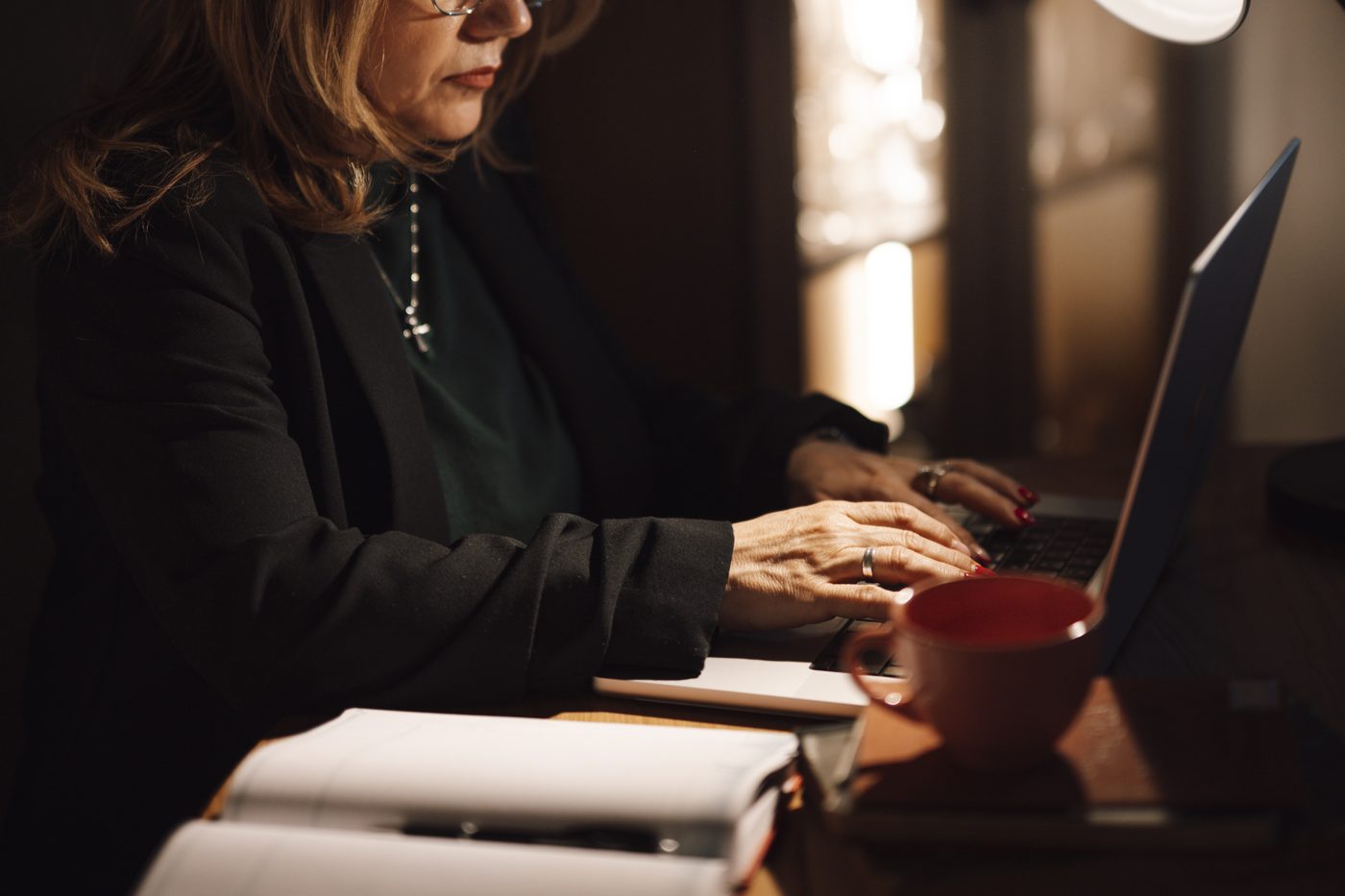 Personalverantwortliche Person in ihrem Büro